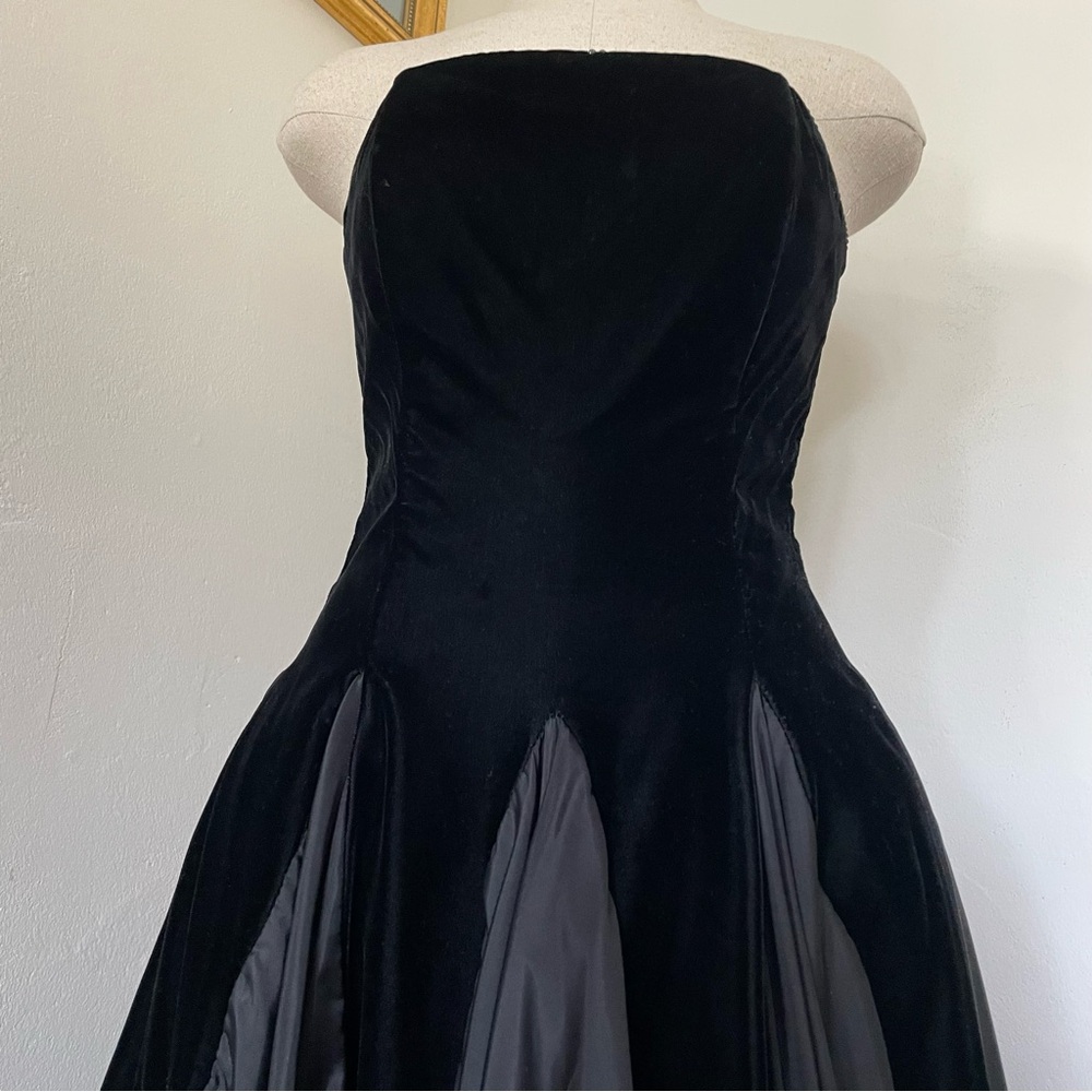 Vintage Elegant Strapless Black Velvet Dress STUNNING Size: 5/6 MADE IN USA 🇺🇸 - Picture 2 of 11
